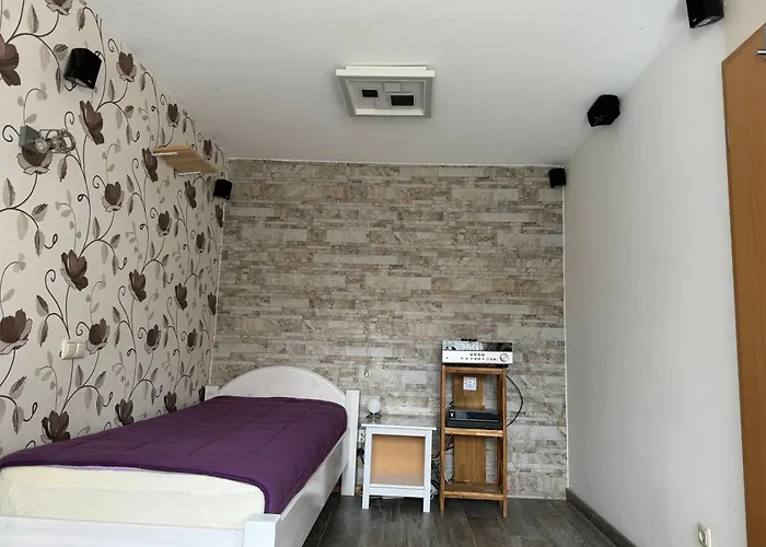 Messe-apartment, 4 Schlafzimmer, 80 Qm, Garten - 6 Km Zur Messe, Verkehrsguenstig, Ruhig, Parkplaetze Апартаменты Нюрнберг